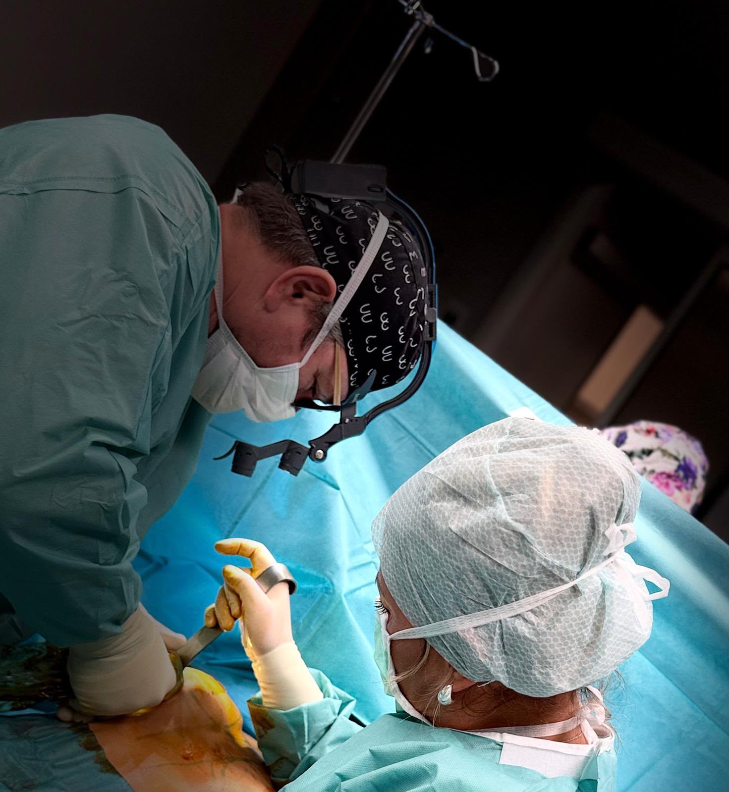 Ina Becker instrumentiert konzentriert während einer Operation
